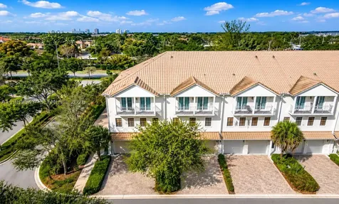 6841 N Lakeside Circle N Davie FL 33314