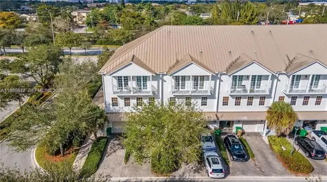 6841 N Lakeside Circle N Davie FL 33314