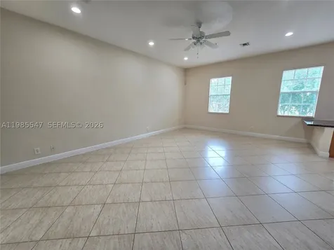 6841 N Lakeside Circle N Davie FL 33314