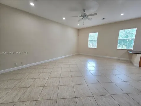 6841 N Lakeside Circle N Davie FL 33314