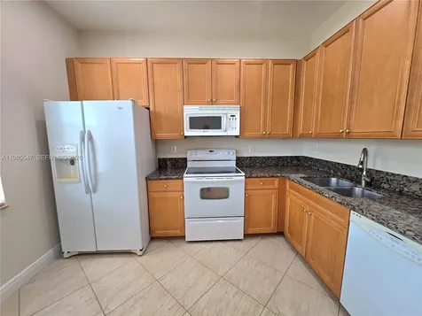 6841 N Lakeside Circle N Davie FL 33314
