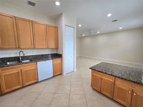 6841 N Lakeside Circle N Davie FL 33314