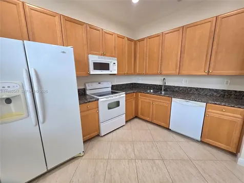 6841 N Lakeside Circle N Davie FL 33314