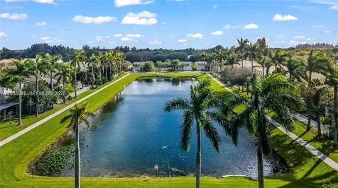 6841 N Lakeside Circle N Davie FL 33314