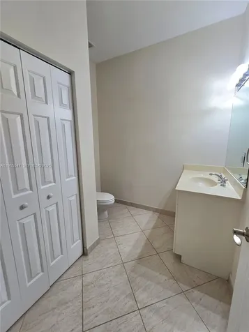 6841 N Lakeside Circle N Davie FL 33314