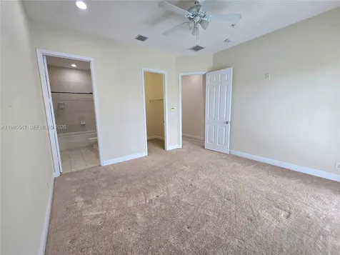 6841 N Lakeside Circle N Davie FL 33314