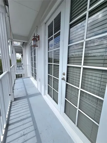 6841 N Lakeside Circle N Davie FL 33314