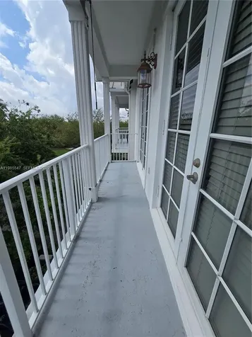 6841 N Lakeside Circle N Davie FL 33314