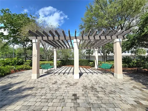 6841 N Lakeside Circle N Davie FL 33314