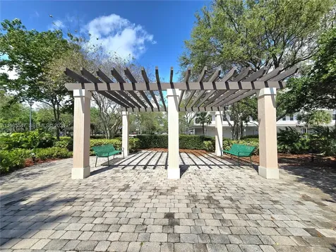 6841 N Lakeside Circle N Davie FL 33314