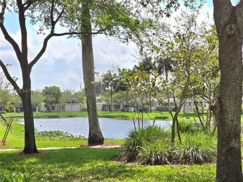 6841 N Lakeside Circle N Davie FL 33314