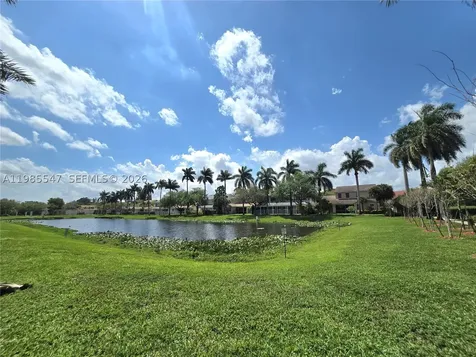 6841 N Lakeside Circle N Davie FL 33314
