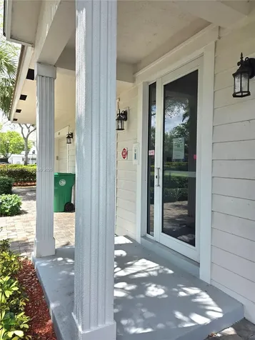 6841 N Lakeside Circle N Davie FL 33314