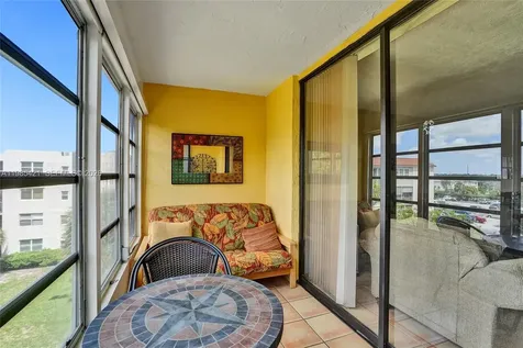 2811 Somerset Drive Lauderdale Lakes FL 33311