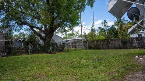 3230 SW 47th Avenue West Park FL 33023
