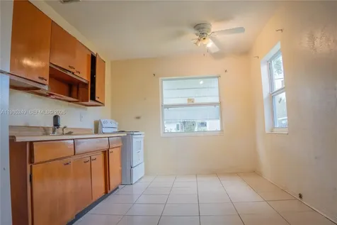 3230 SW 47th Avenue West Park FL 33023