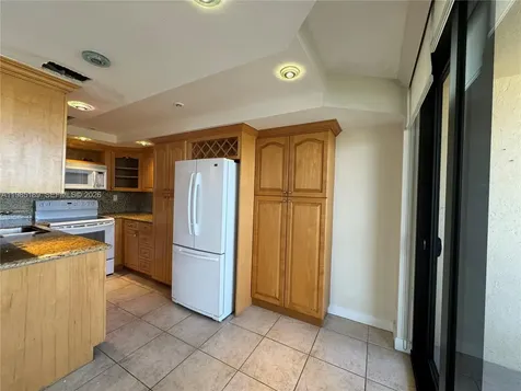 2555 Collins Avenue Miami Beach FL 33140