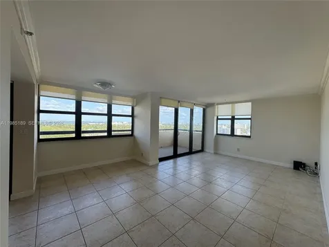 2555 Collins Avenue Miami Beach FL 33140
