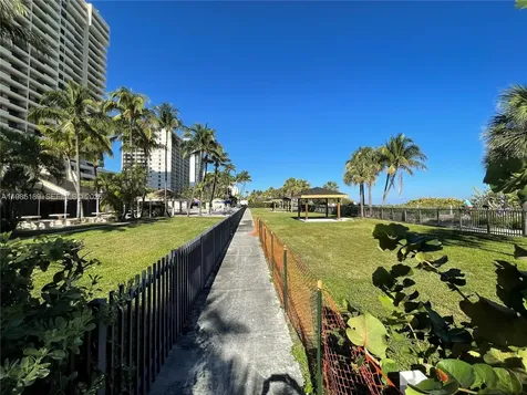 2555 Collins Avenue Miami Beach FL 33140