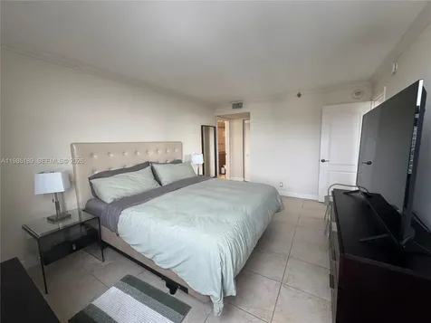 2555 Collins Avenue Miami Beach FL 33140