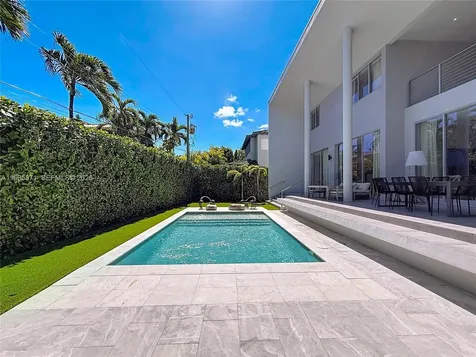 561 Warren Lane Key Biscayne FL 33149