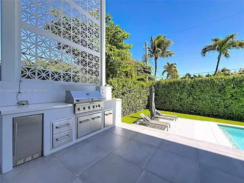 561 Warren Lane Key Biscayne FL 33149