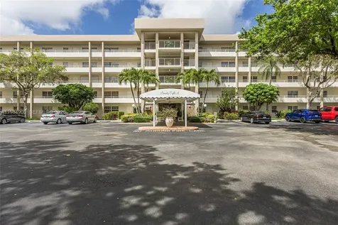3970 Oaks Clubhouse Drive Pompano Beach FL 33069