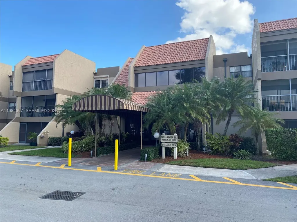 240 Lakeview Drive Weston FL 33326