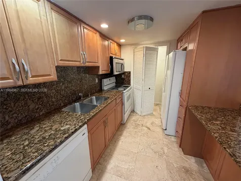 240 Lakeview Drive Weston FL 33326