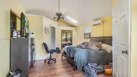 898 NE 39th Street Oakland Park FL 33334