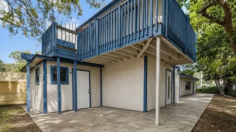 898 NE 39th Street Oakland Park FL 33334