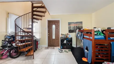 898 NE 39th Street Oakland Park FL 33334