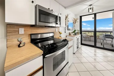 2555 Collins Avenue Miami Beach FL 33140