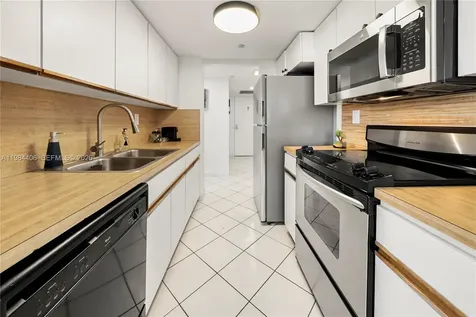 2555 Collins Avenue Miami Beach FL 33140