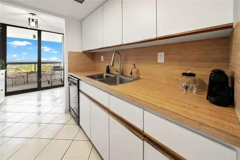 2555 Collins Avenue Miami Beach FL 33140
