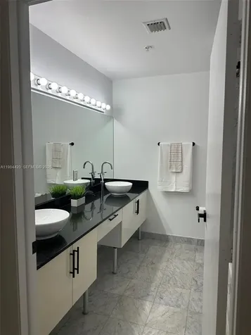 31 SE 5th Street Miami FL 33131