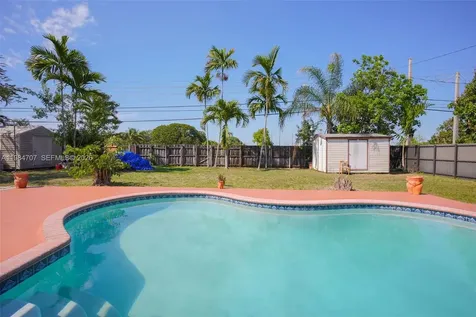 10521 SW 41st Terrace Miami FL 33165