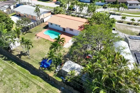 10521 SW 41st Terrace Miami FL 33165
