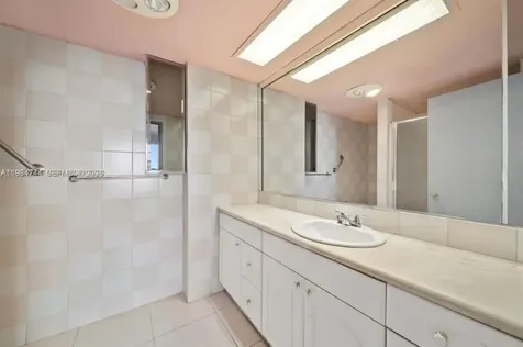 5255 Collins Avenue Miami Beach FL 33140