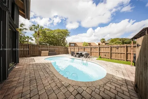 10141 Woodbury Court Pembroke Pines FL 33026