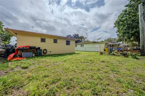 5721 SW 37th Street West Park FL 33023