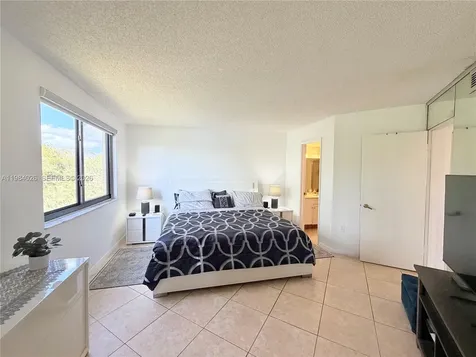 10233 NW 9 Street Miami FL 33172