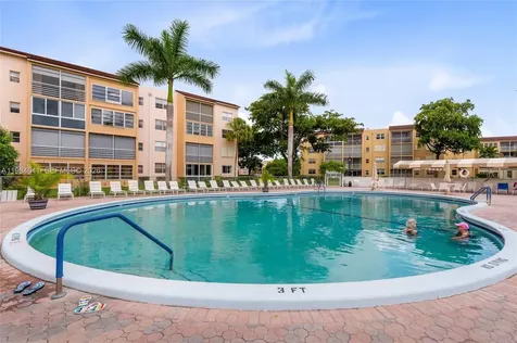 2841 Somerset Drive Lauderdale Lakes FL 33311