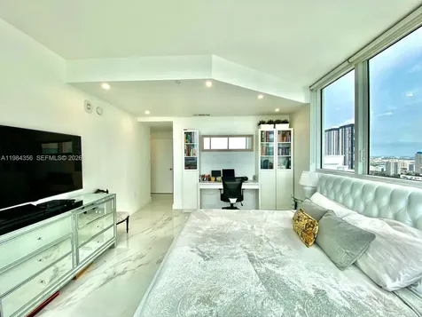 253 NE 2nd Street Miami FL 33132