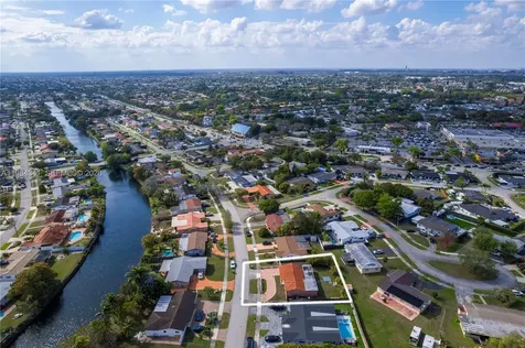 2791 Village Green Drive Miami FL 33175