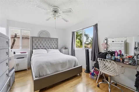 1421 SW 97th Avenue Pembroke Pines FL 33025