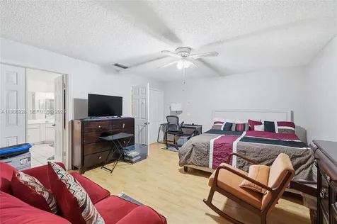 1421 SW 97th Avenue Pembroke Pines FL 33025