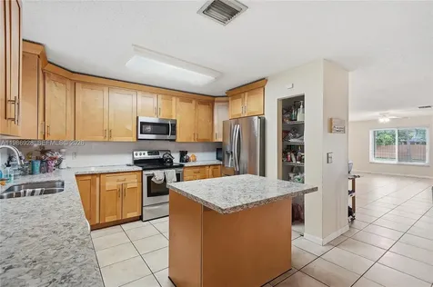 1421 SW 97th Avenue Pembroke Pines FL 33025