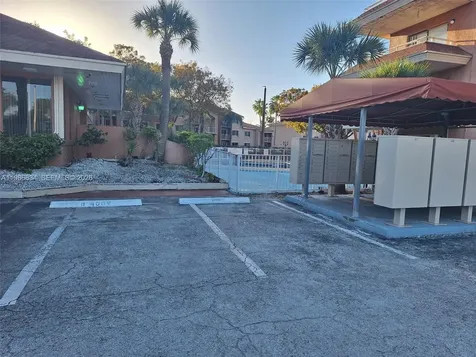 17600 NW 68th Avenue Hialeah FL 33015
