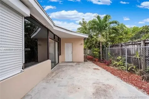 52 E 50th Place Hialeah FL 33013